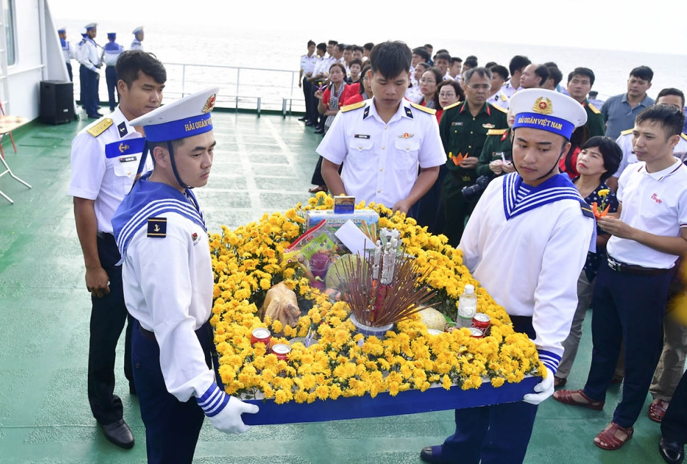 Lễ tưởng niệm 64 chiến sĩ “nằm lại phía chân trời” khi làm nhiệm vụ bảo vệ đảo Gạc Ma