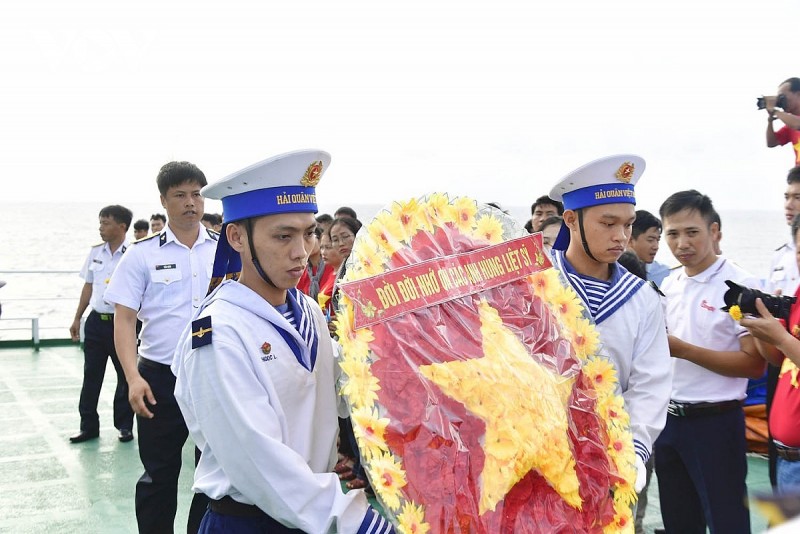 Lễ tưởng niệm 64 chiến sĩ “nằm lại phía chân trời” khi làm nhiệm vụ bảo vệ đảo Gạc Ma