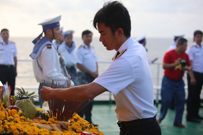 Lễ tưởng niệm 64 chiến sĩ “nằm lại phía chân trời” khi làm nhiệm vụ bảo vệ đảo Gạc Ma