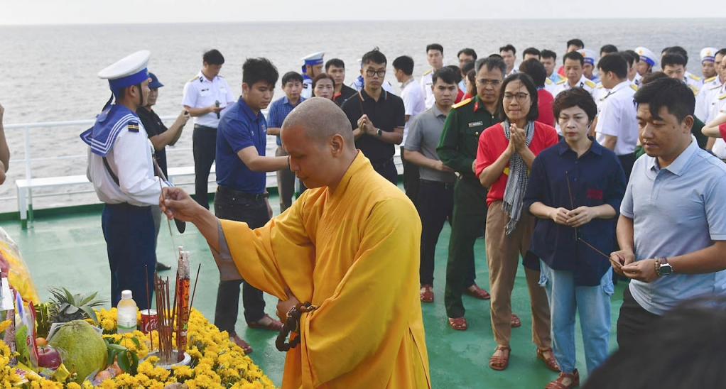 Lễ tưởng niệm 64 chiến sĩ “nằm lại phía chân trời” khi làm nhiệm vụ bảo vệ đảo Gạc Ma