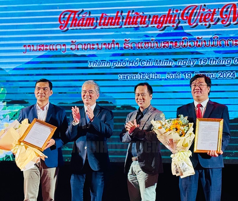 Ngô Minh Châu trao quyết định và tặng hoa chúc mừng 2 Chi hội hữu nghị Việt Nam – Lào vừa mới thành lập.