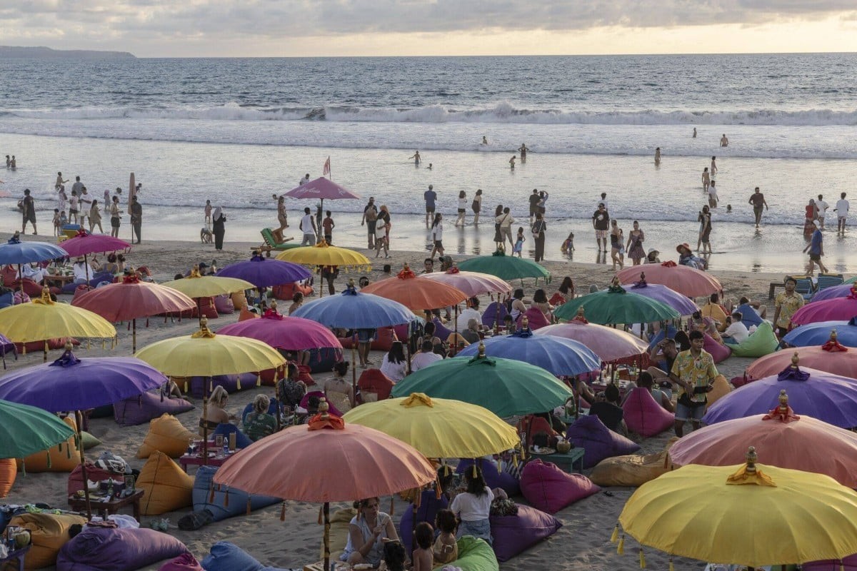 Một bãi biển đông đúc ở Seminyak, Bali (Indonesia). (Ảnh: Bloomberg)