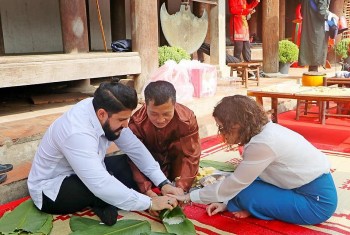 Khách quốc tế trải nghiệm Tết cổ truyền Việt Nam ở làng cổ Đường Lâm