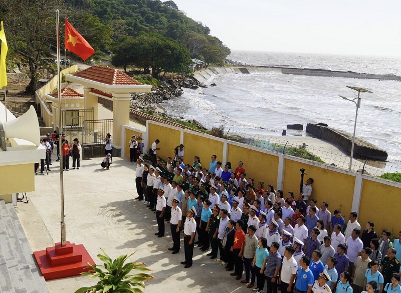 Đoàn công tác tham gia lễ chào cờ tại Trạm radar 595 trên đảo Hòn Khoai. 
