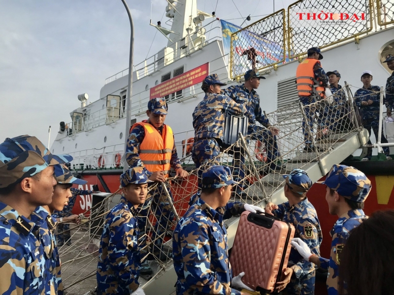 Cán bộ, chiến sĩ tàu 924, Hải đội 511, Lữ đoàn 127 Vùng 5 Hải quân giúp các đại biểu đoàn công tác vận chuyển hành lý khi tàu cập cảng. 