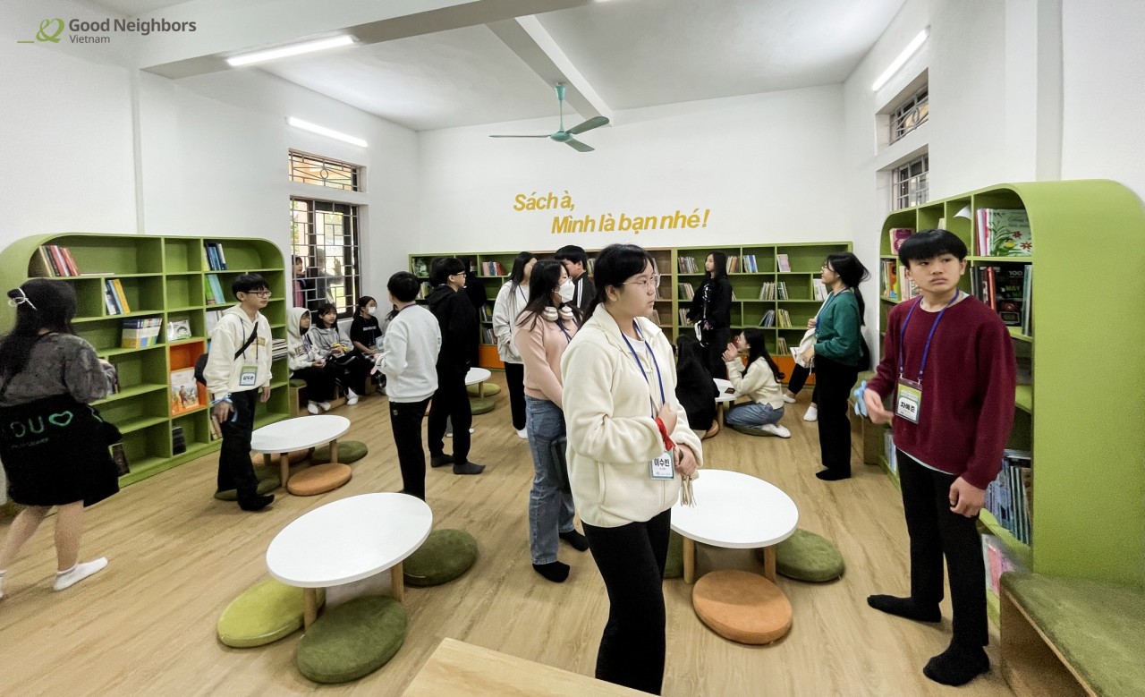 Giao lưu học sinh Việt Nam - Hàn Quốc và bàn giao thư viện thân thiện tại Hòa Bình