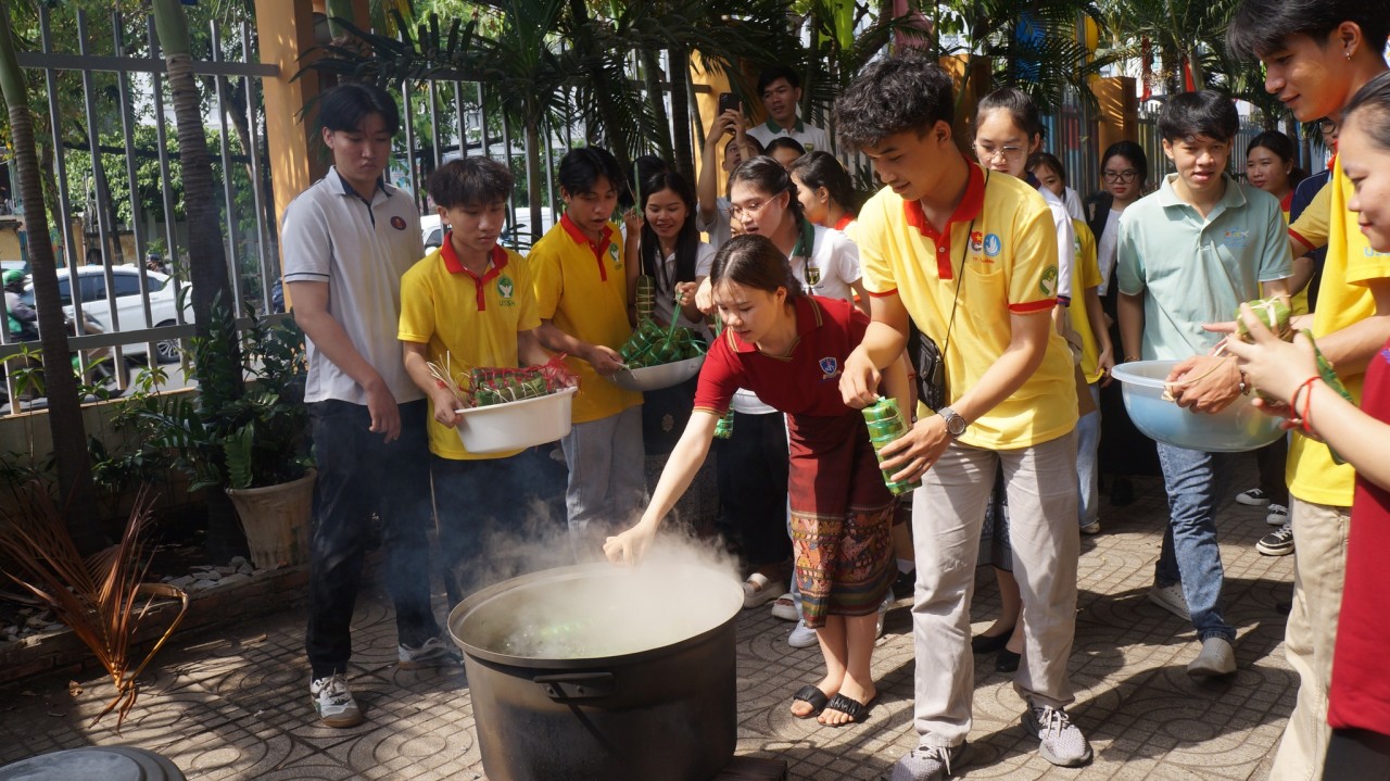 Lưu học sinh Lào và Campuchia trải nghiệm gói bánh tét, trang trí mâm ngũ quả