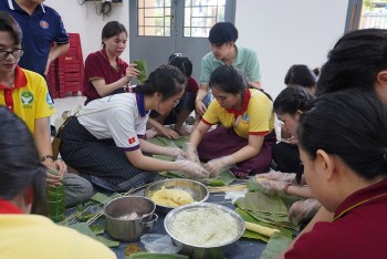 Lưu học sinh Lào và Campuchia trải nghiệm gói bánh tét, trang trí mâm ngũ quả
