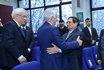 Thủ tướng Phạm Minh Chính thăm trường xưa, tri ân thầy cô giáo tại Romania