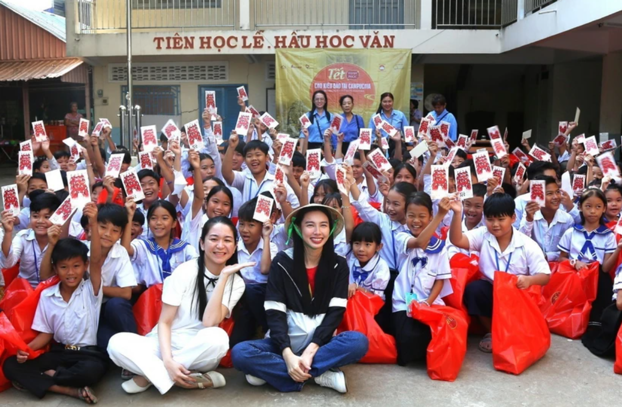Trao quà và học bổng cho người gốc Việt tại Campuchia nhân dịp Tết Giáp Thìn 2024