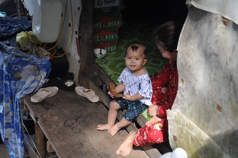 Cảnh sinh hoạt của một hộ gia đình ở đảo Hòn Chuối (huyện Trần Văn Thời, tỉnh Cà Mau).