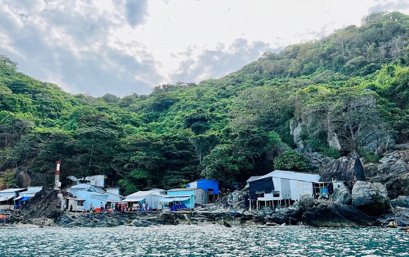  Ảnh: Những căn nhà tạm của cư dân ở đảo Hòn Chuối.