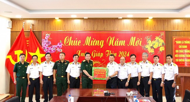 Đoàn công tác Tổng Cục Chính trị kiểm tra, thăm, tặng quà chính sách tại Bộ Tư lệnh Vùng 2 Hải quân