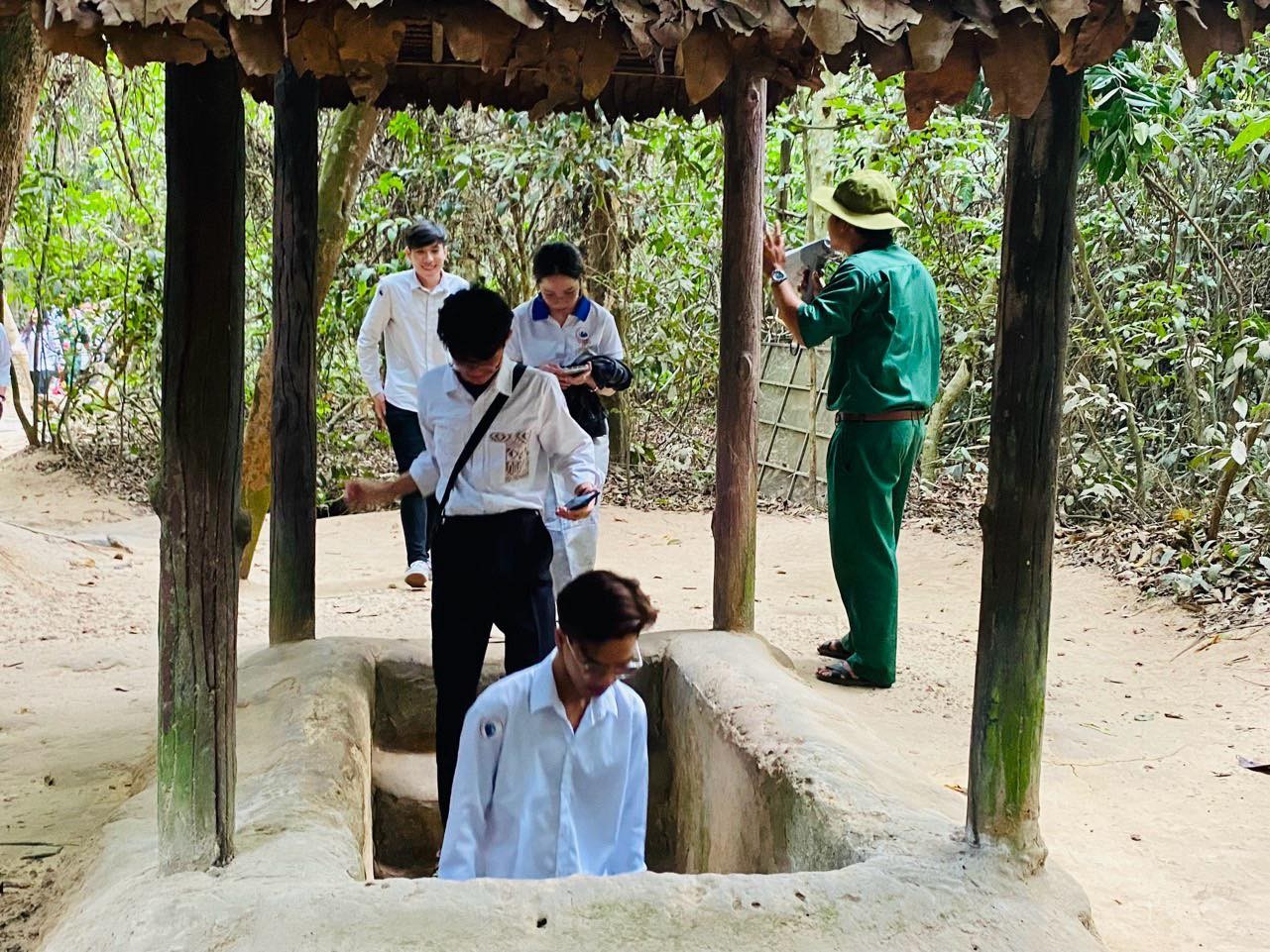 Lưu học sinh Lào, Campuchia thăm địa đạo Củ Chi. (Ảnh: QĐND)