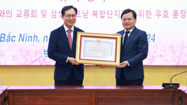 Tổng Giám đốc Tổ hợp Samsung Việt Nam được trao tặng Huân chương Hữu nghị