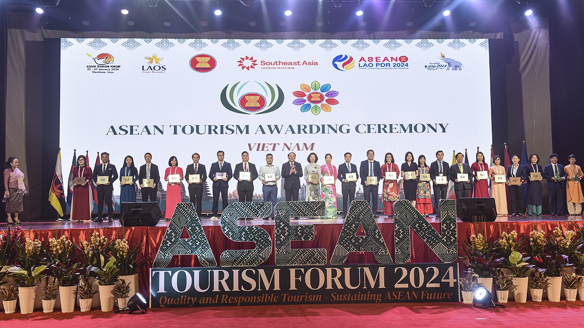 Bộ trưởng Bộ VHTTDL Việt Nam Nguyễn Văn Hùng trao Giải thưởng Du lịch ASEAN 2024 cho các địa phương, đơn vị của Việt Nam (Ảnh: TITC)