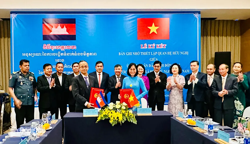 Phó bí thư thường trực Tỉnh ủy Hồ Thanh Sơn cùng các đại biểu chứng kiến lãnh đạo 2 tỉnh Đồng Nai và Kompong Thom ký biên bản ghi nhớ