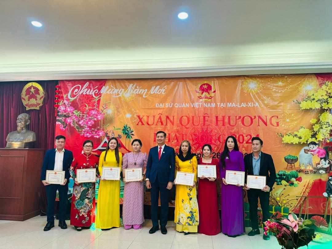Đại sứ Đinh Ngọc Linh đã tặng giấy khen cho cộng đồng có đóng góp tích cực trong các hoạt động của cộng đồng trong năm 2023