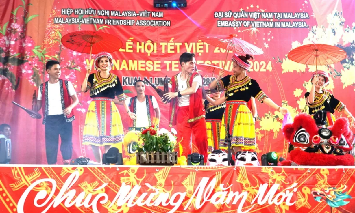 Màn múa dân tộc của các thành viên Hội hữu nghị Malaysia - Việt Nam. (Ảnh: TTXVN)