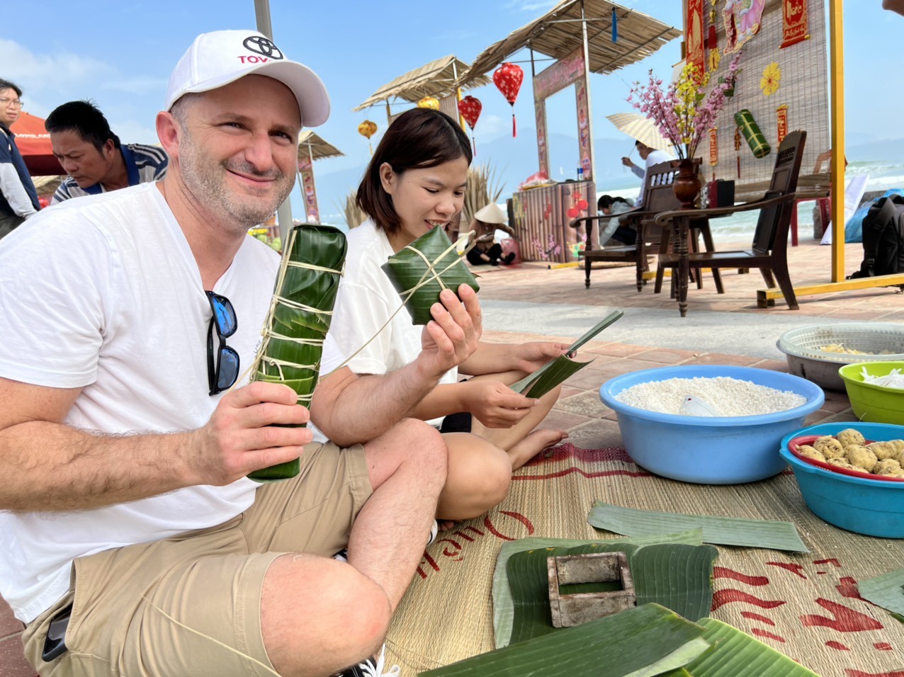 Du khách quốc tế trải nghiệm gói bánh chưng, bánh tét và nhiều món ăn truyền thống nhân dịp Tết Nguyên đán tại Việt Nam.