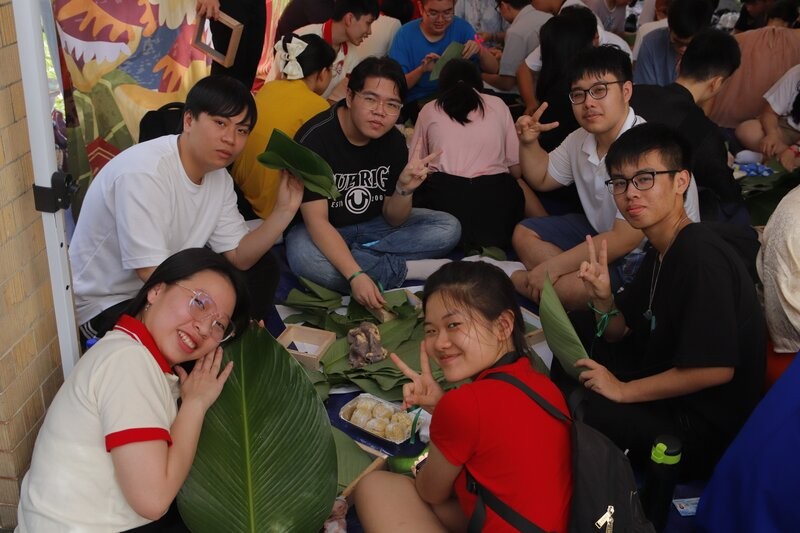 Người Việt Nam tại Singapore, Bỉ gói bánh chưng, làm mứt đón Tết xa quê