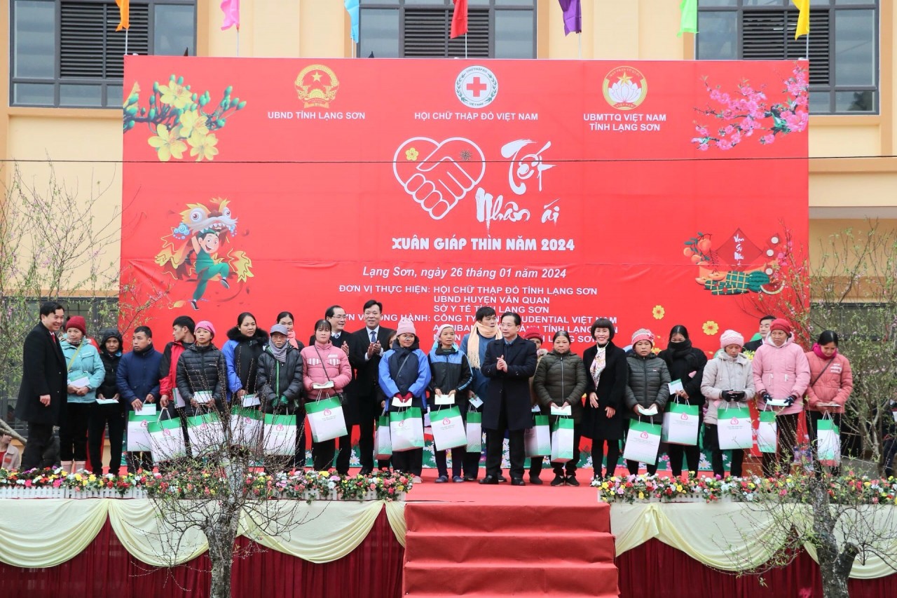 Diễn đàn Phụ nữ Việt Nam tại châu Âu trao quà Tết và mái nhà nhân đạo tại Lạng Sơn