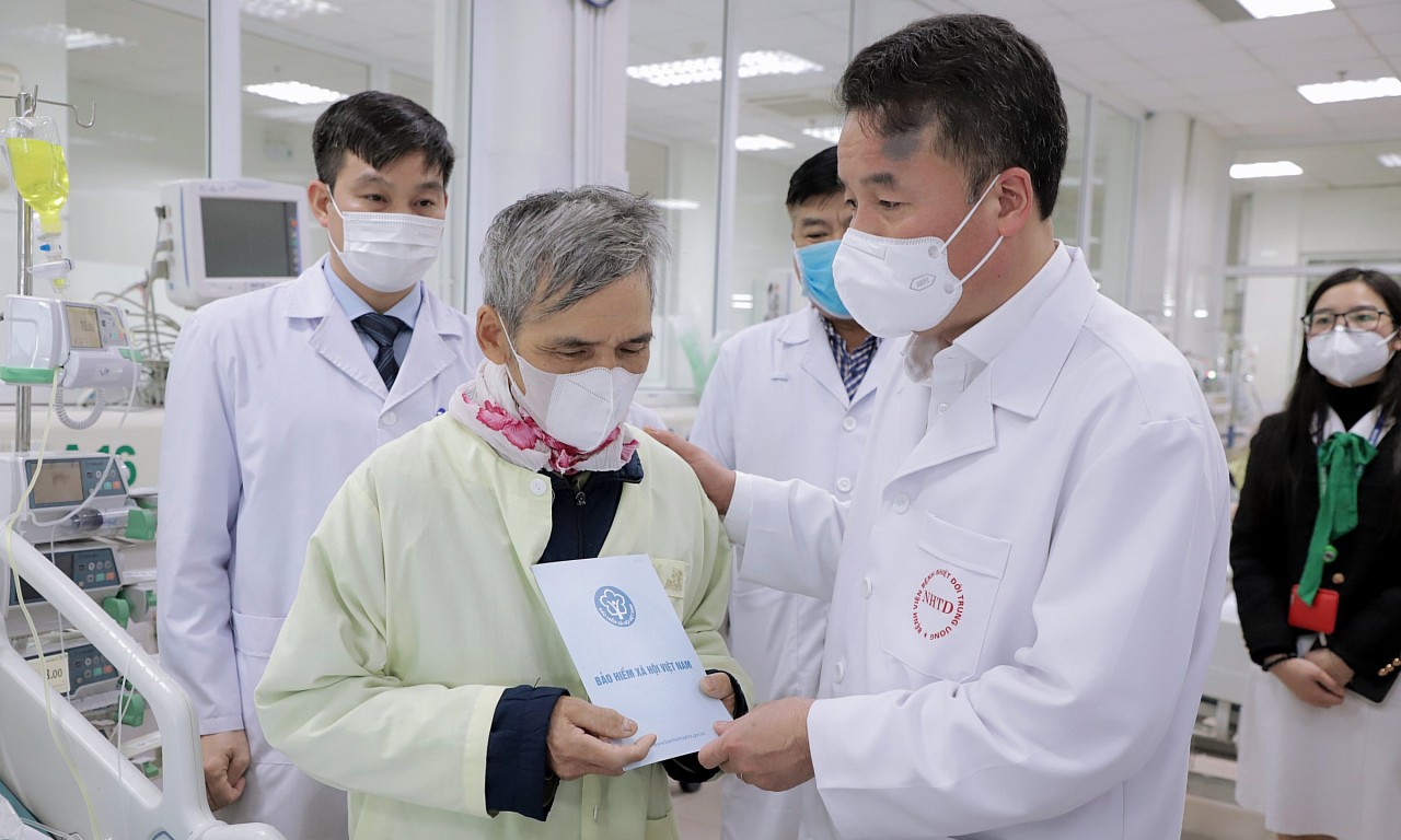 Tổng Giám đốc BHXH Việt Nam Nguyễn Thế Mạnh đã đến thăm, tặng quà các bệnh nhân tại Hà Nội.