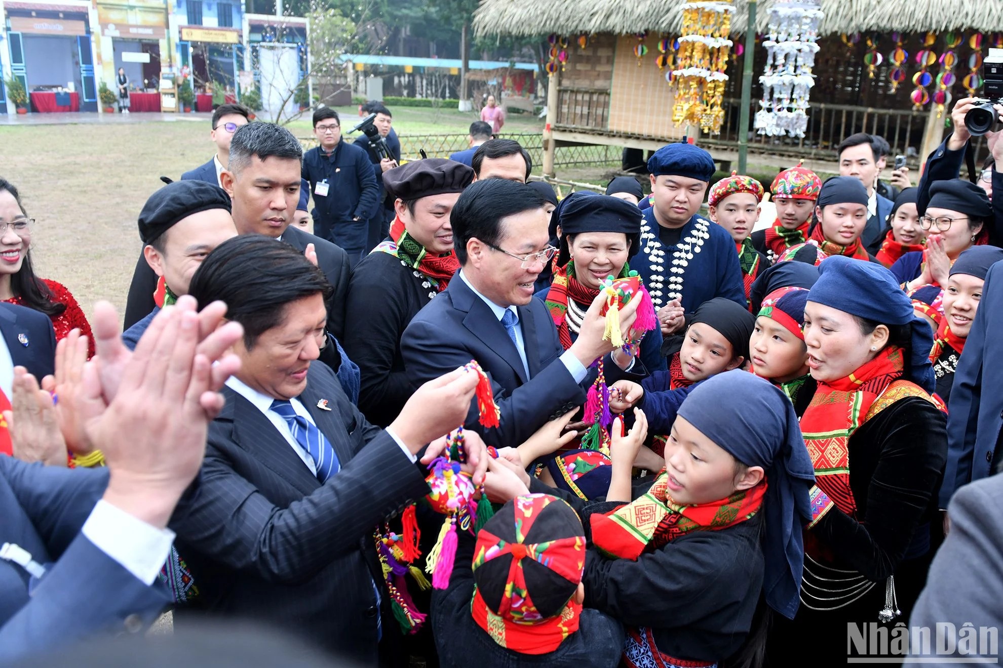 Chủ tịch nước Võ Văn Thưởng và Tổng thống Philippines Ferdinand Marcos Jr. tham quan Hoàng thành Thăng Long (Hà Nội).