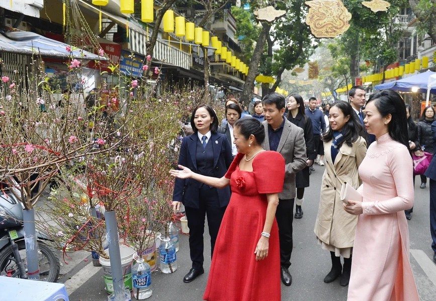 Trước đó, sáng cùng ngày, Phu nhân Chủ tịch nước Phan Thị Thanh Tâm và Phu nhân Tổng thống Philippines Louise Araneta Marcos đã tham quan chợ hoa Tết Hàng Lược và phố đi bộ Phùng Hưng.
