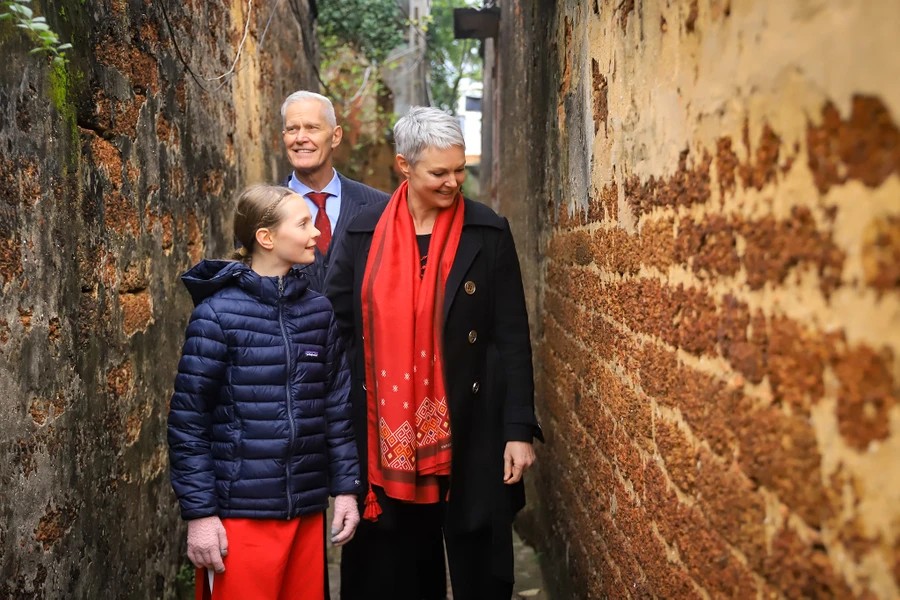 Gia đình Đại sứ Na Uy ấn tượng với những kiến trúc bằng đá ong ở làng cổ Đường Lâm. (Ảnh: TTXVN)