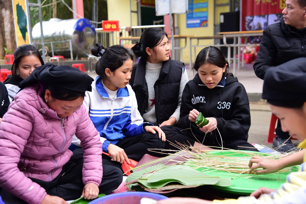Trẻ em Hà Giang háo hức tìm hiểu Tết cổ truyền