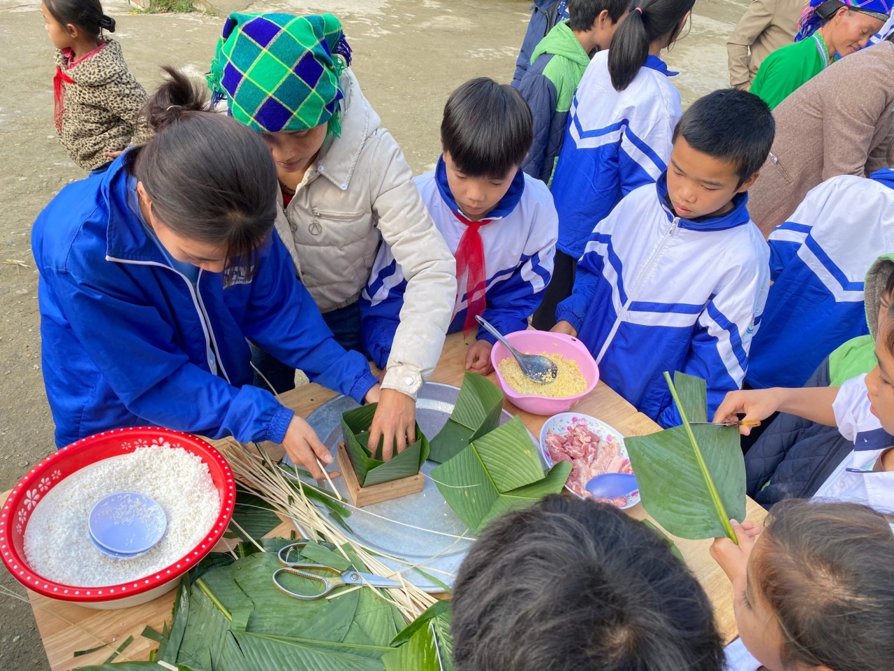 Trẻ em Hà Giang háo hức tìm hiểu Tết cổ truyền