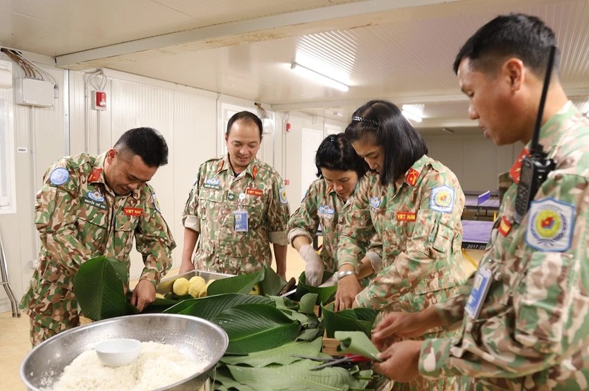 các sĩ quan công binh Việt Nam thuần thục gói bánh chưng ngày Tết - Ảnh: Đội công binh Việt Nam