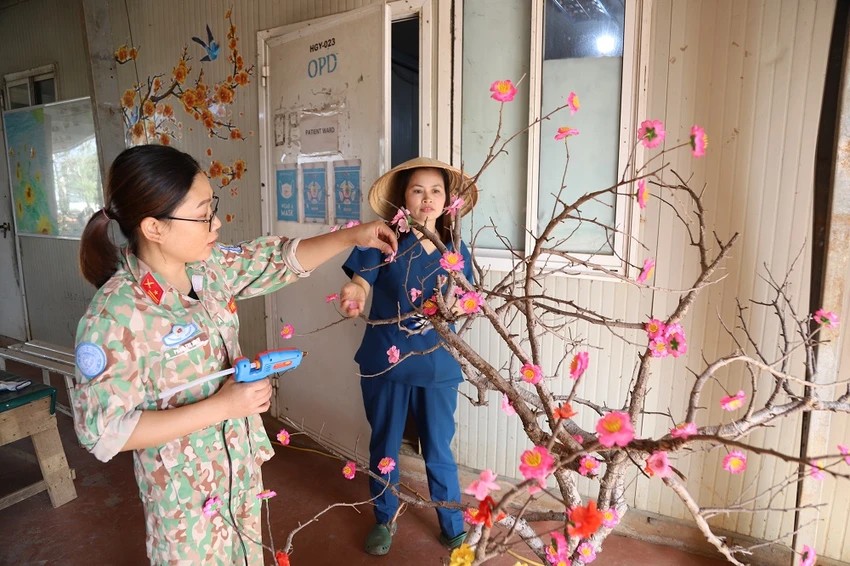 Những nhánh cây rừng Châu Phi được bộ đội Việt Nam tận dụng thành cây đào, cây mai. Ảnh: Đội Công binh Việt Nam.