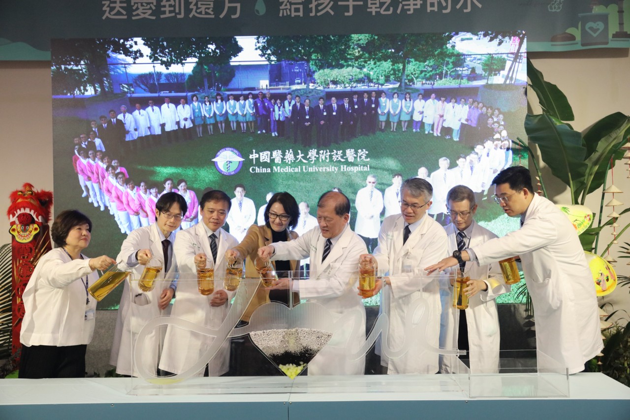 Đại diện Bệnh viện Y Dược Trung Quốc và World Vision tham gia hoạt động làm sạch nguồn nước, thể hiện thông điệp “Trao gửi yêu thương” như tên gọi của của chiến dịch. Hoạt động này còn tượng trưng cho việc trao yêu thương, hy vọng tới các em nhỏ tại Việt Nam.