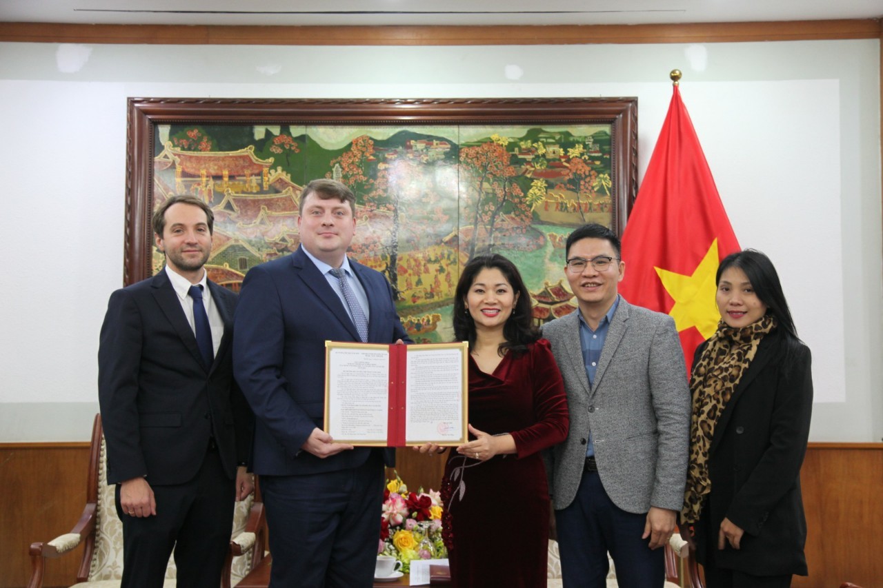 Cục trưởng Cục Hợp tác quốc tế Nguyễn Phương Hòa trao Giấy chứng nhận đăng ký thành lập và hoạt động cho Trung tâm Khoa học và Văn hóa Nga