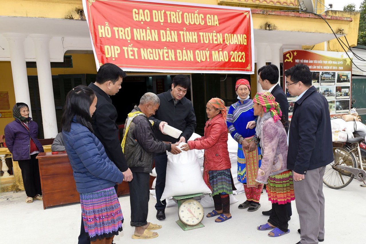 xuất cấp gạo hỗ trợ người dân trong dịp Tết Nguyên đán Quý Mão 2023 tại Tuyên Quang. (Ảnh: Bộ Tài chính)