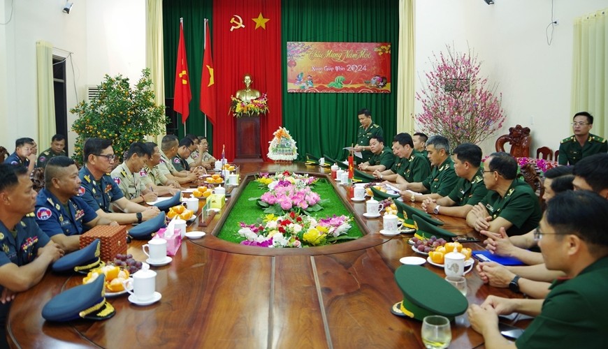 Lực lượng vũ trang và quân đội Campuchia chúc Tết lãnh đạo và nhân dân các tỉnh Việt Nam