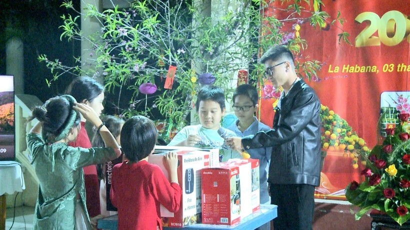 inh viên, học sinh Việt Nam tại Cuba chơi hái hoa dân chủ và quay sổ xố gây quỹ cho các hoạt động của Đoàn TNCS Hồ Chí Minh tại Cuba. (Ảnh: Mai Phương/TTXVN)