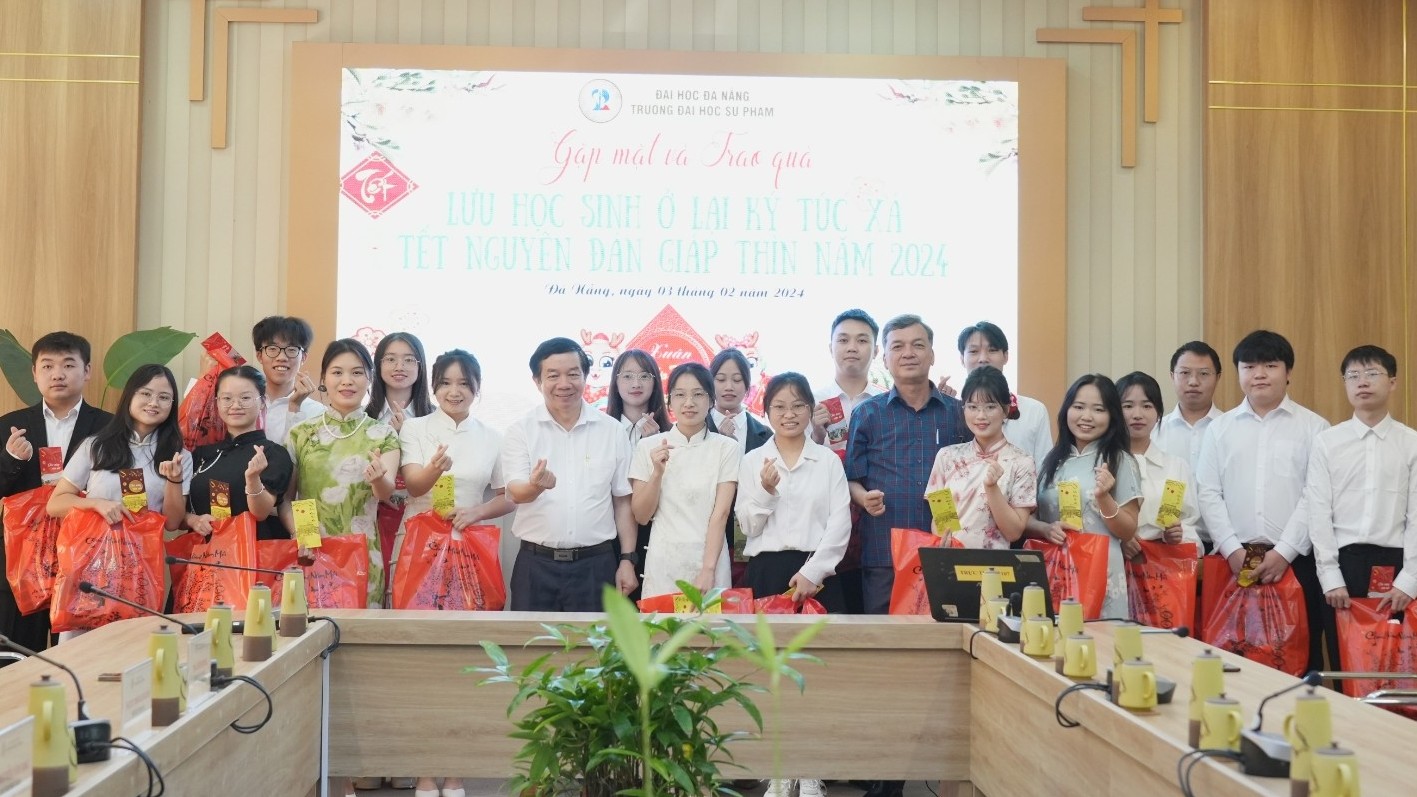 Trường Đại học Sư phạm – Đại học Đà Nẵng tặng quà Tết lưu học sinh quốc tế