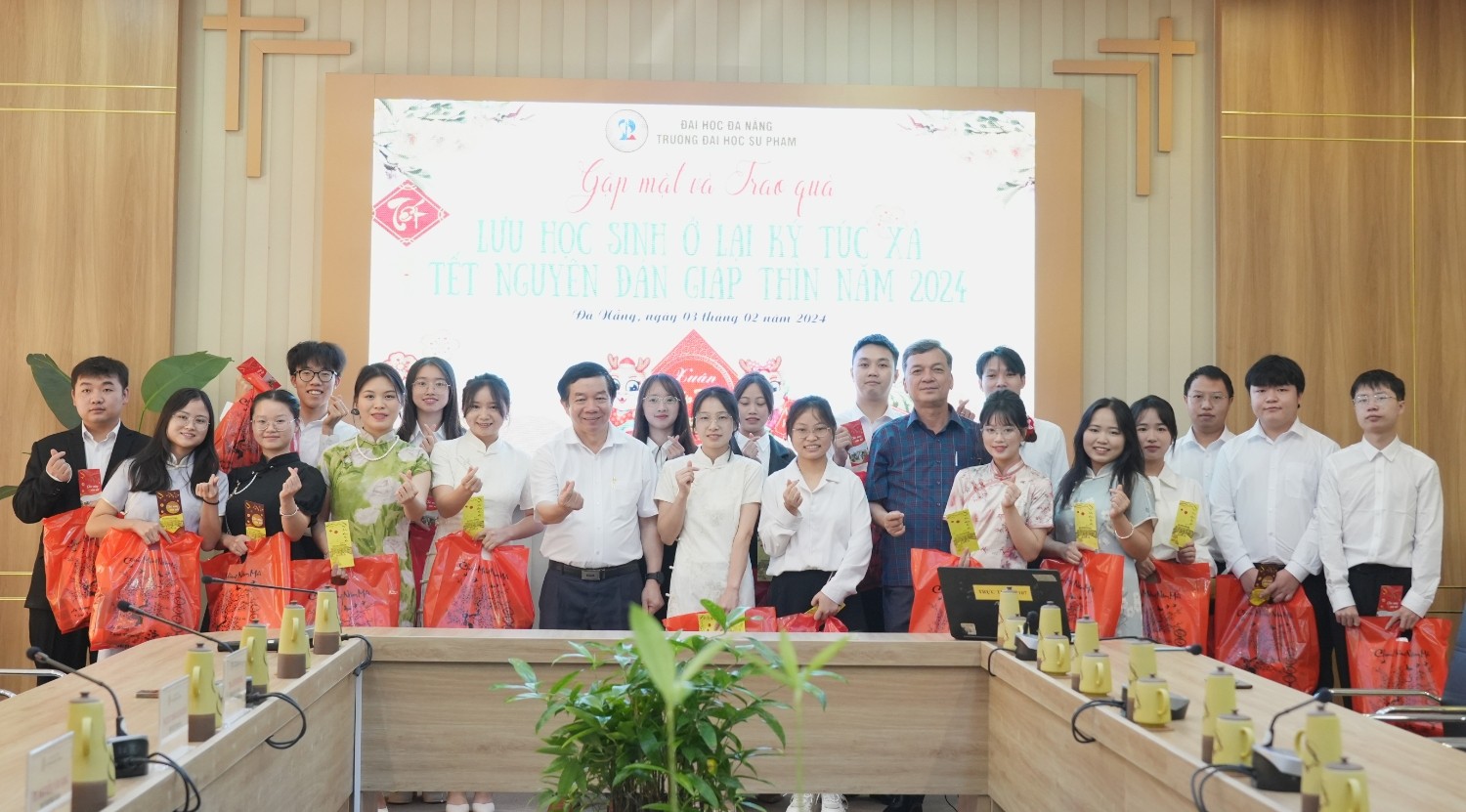 Trường Đại học Sư phạm – Đại học Đà Nẵng tặng quà Tết lưu học sinh quốc tế