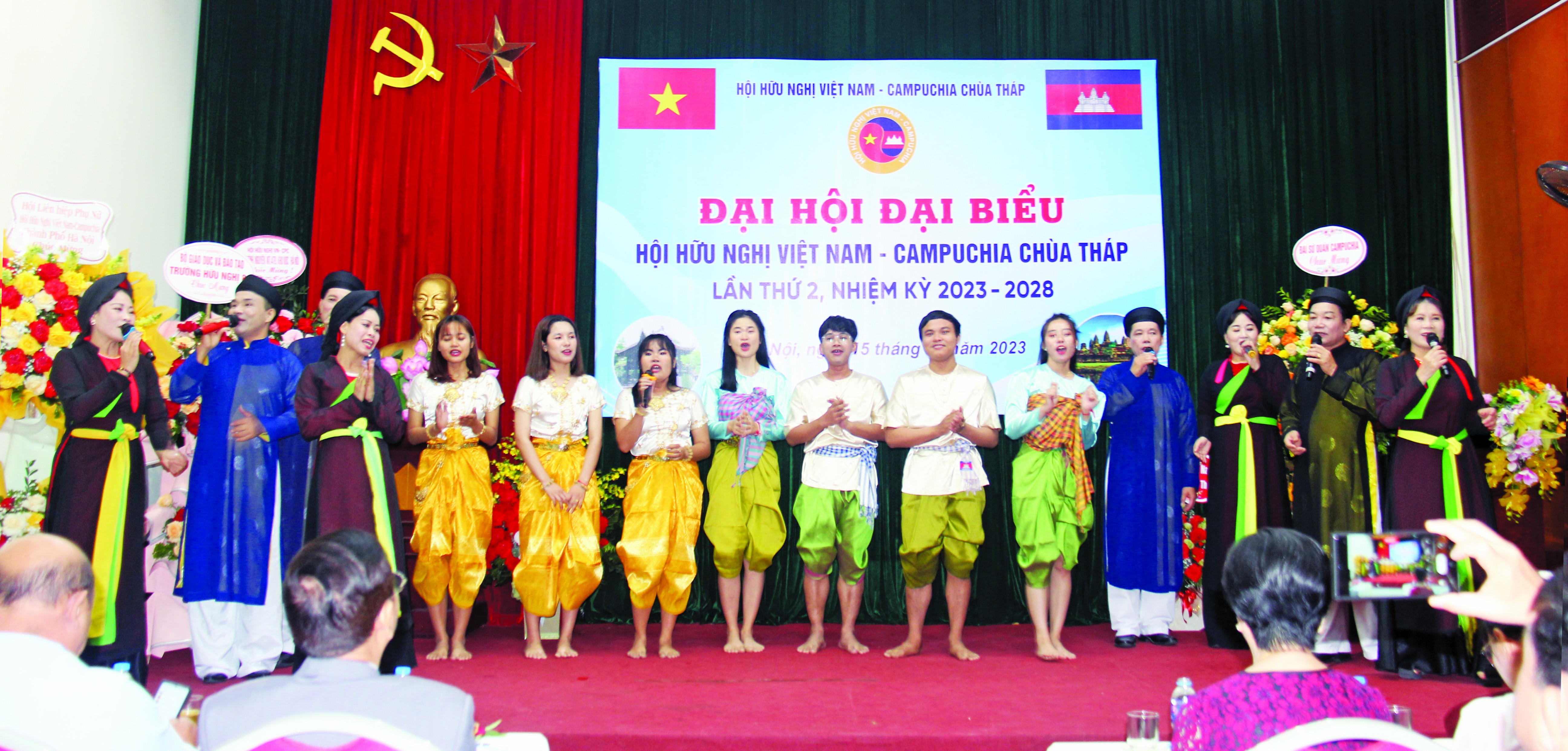 Chu thich Anh: Các lưu học sinh Campuchia biểu diễn văn nghệ tại Đại hội đại biểu Hội hữu nghị Việt Nam - Campuchia Chùa Tháp lần thứ II, nhiệm kỳ 2023-2028, tháng 10/2023. (Ảnh: Thành Luân)