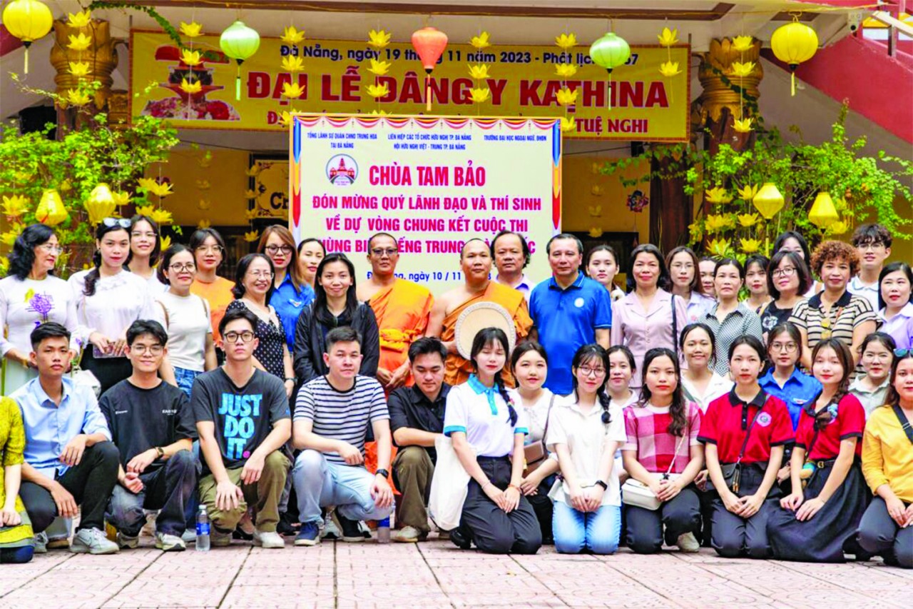 Đoàn cán bộ và thí sinh dự vòng chung kết Cuộc thi hùng biện tiếng Trung toàn quốc tại Đà Nẵng 2023 tham dự hoạt động bên lề.