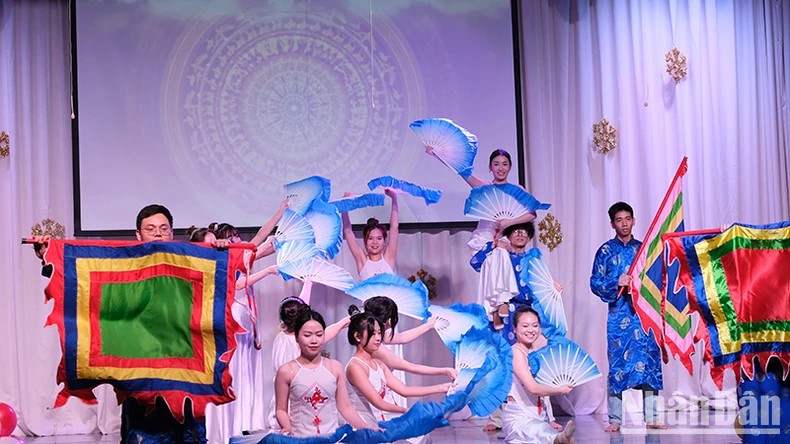 Sinh viên Việt Nam tại Kazan thể hiện điệu múa quạt trong khuôn khổ sự kiện.