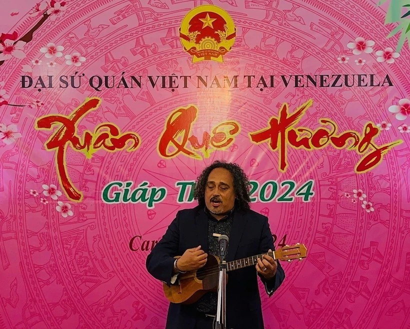 Ca sỹ Alí Alejandro Primera biểu diễn một số ca khúc ca ngợi Chủ tịch Hồ Chí Minh. (Ảnh: TTXVN phát)