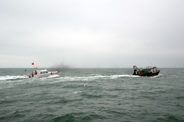 Lực lượng Cảnh sát biển Việt Nam tuyên truyền, yêu cầu tàu cá chấp hành nghiêm quy định khai thác hải sản trên vùng biển giáp ranh.