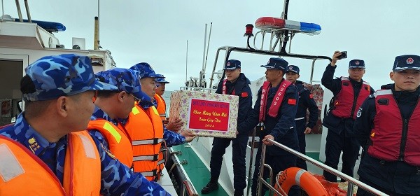 Lực lượng tham gia tuần tra chung trao tặng quà Tết của Bộ Tư lệnh Cảnh sát biển Việt Nam cho Cảnh sát biển Trung Quốc.