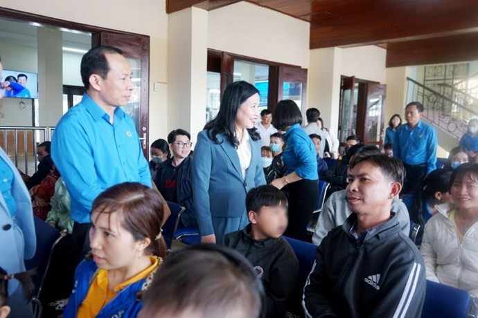 Đại diện lãnh đạo Tỉnh ủy Thanh Hóa và LĐLĐ tỉnh Thanh Hóa thăm hỏi công nhân lao động sau khi xuống tàu để về quê ăn tết (Ảnh: L.Đ).