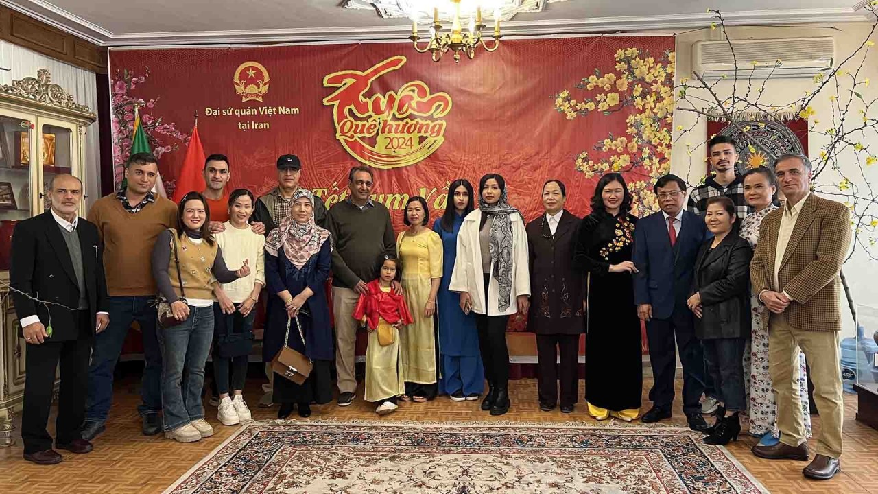 Đại sứ Lương Quốc Huy và phu nhân chụp hình lưu niệm cùng bà con người Việt tại Iran và gia đình