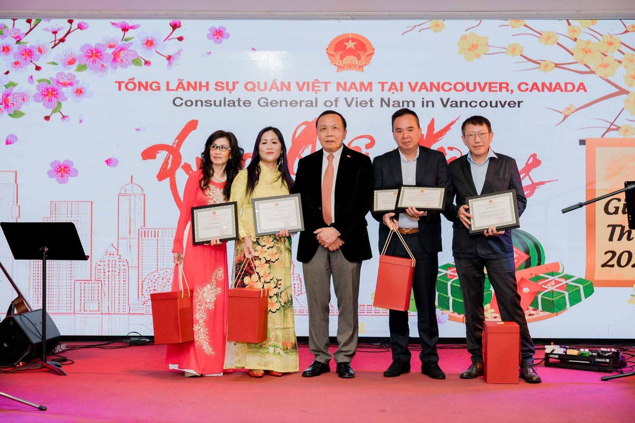 Tổng lãnh sự Nguyễn Quang Trung trao tặng giấy khen ghi nhận sự đóng góp tích cực, hiệu quả của VCBA và một số cá nhân tiêu biểu trong việc tăng cường quan hệ hợp tác hữu nghị Việt Nam-Canada.